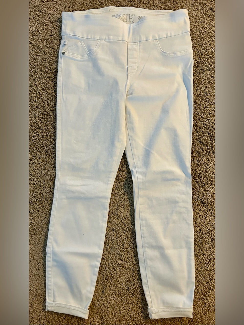 Like New Rock & Republic DenimR Fever Pull On Womenโs Skinny White Jeans Size 14